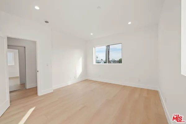 $4,542 | 913 North Hobart Boulevard, Los Angeles, CA 90029