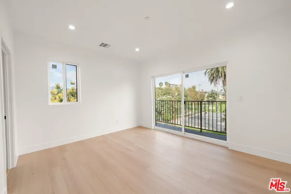 $4,542 | 913 North Hobart Boulevard, Los Angeles, CA 90029