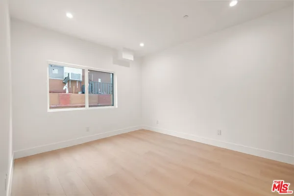 $4,542 | 913 North Hobart Boulevard, Los Angeles, CA 90029