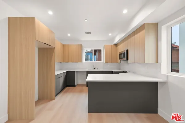 $4,542 | 913 North Hobart Boulevard, Los Angeles, CA 90029