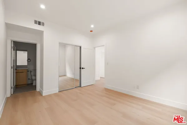 $4,542 | 913 North Hobart Boulevard, Los Angeles, CA 90029