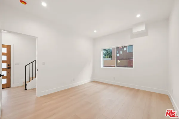 $4,542 | 913 North Hobart Boulevard, Los Angeles, CA 90029