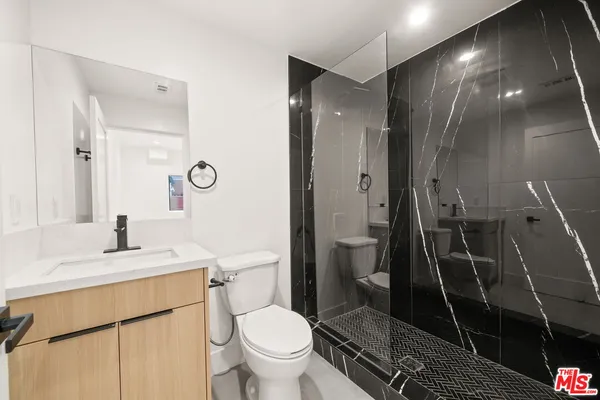 $4,542 | 913 North Hobart Boulevard, Los Angeles, CA 90029