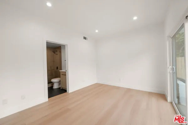 $4,542 | 913 North Hobart Boulevard, Los Angeles, CA 90029