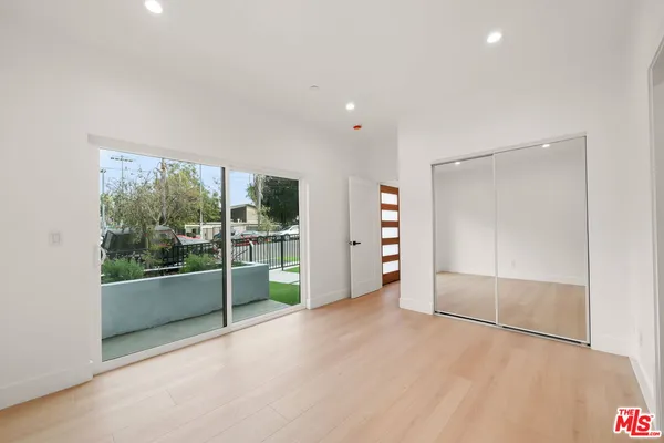 $4,542 | 913 North Hobart Boulevard, Los Angeles, CA 90029