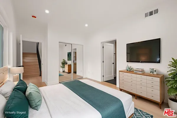 $4,542 | 913 North Hobart Boulevard, Los Angeles, CA 90029