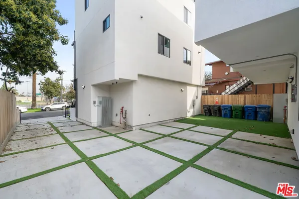 $4,542 | 913 North Hobart Boulevard, Los Angeles, CA 90029