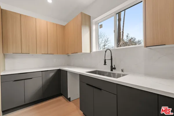 $4,542 | 913 North Hobart Boulevard, Los Angeles, CA 90029