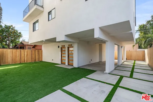 $4,542 | 913 North Hobart Boulevard, Los Angeles, CA 90029
