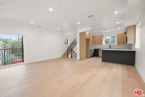 $4,542 | 913 North Hobart Boulevard, Los Angeles, CA 90029