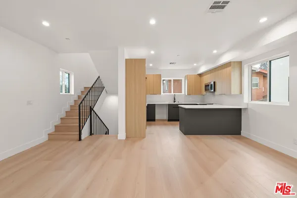 $4,542 | 913 North Hobart Boulevard, Los Angeles, CA 90029