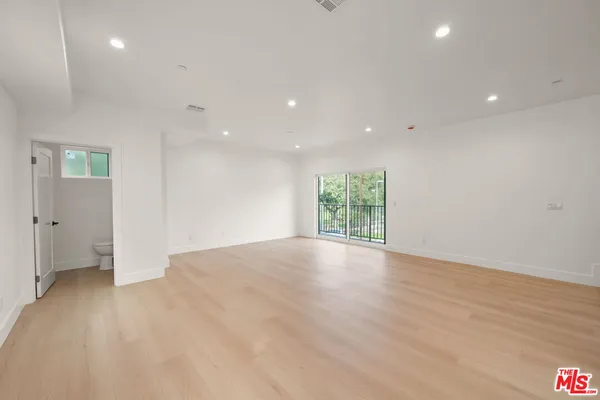 $4,542 | 913 North Hobart Boulevard, Los Angeles, CA 90029