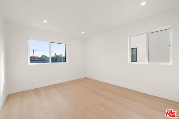 $4,542 | 913 North Hobart Boulevard, Los Angeles, CA 90029