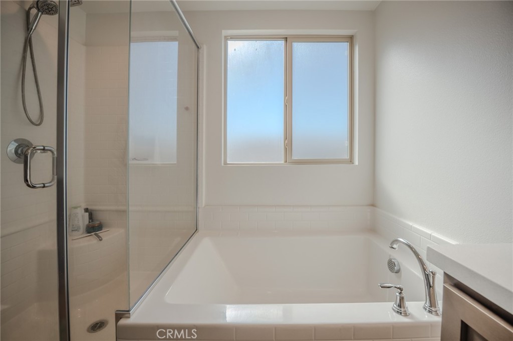 29486 Marx Way Winchester, CA 92596 - Photo 38 of 44 a bathroom with a bathtub