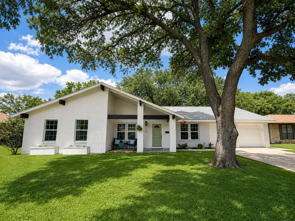 a view of a house with a backyard