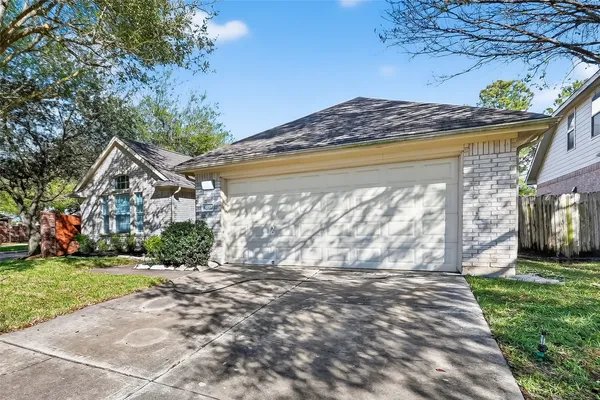 $2,800 | 10703 White Bridge Lane, Sugar Land, TX 77498