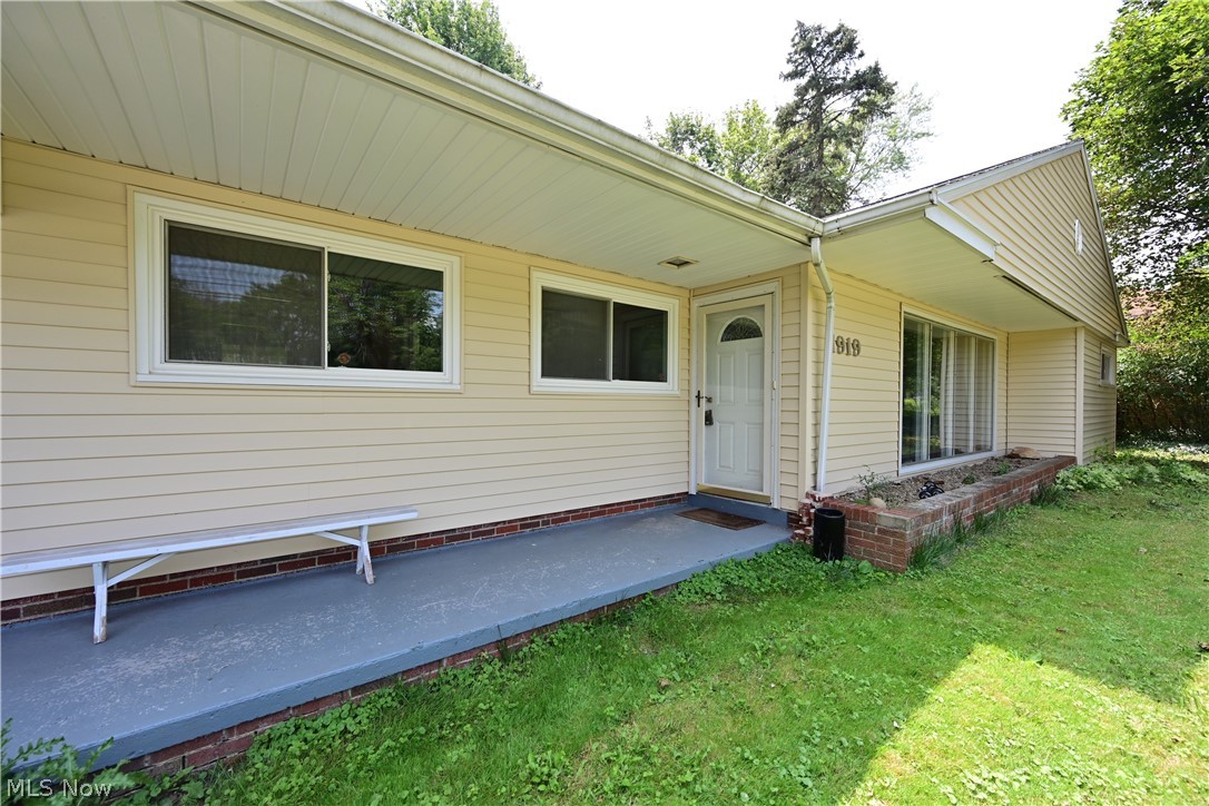 1919 West Pleasant Valley Road Cleveland, OH 44134 - Photo 2 of 24 Front Porch