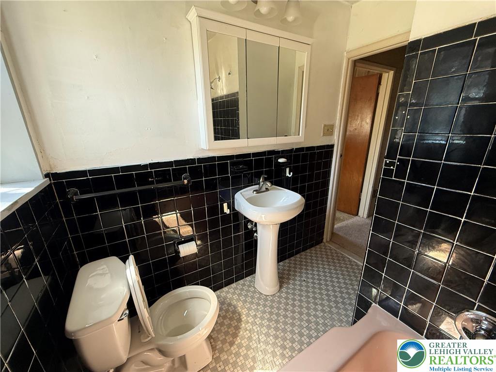 3124 Roxford Road Allentown, PA 18103 - Photo 13 of 23 a bathroom with a sink toilet and mirror
