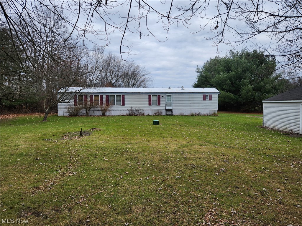 3895 Middletown Road East Youngstown, OH 44514 - Photo 2 of 28 View of yard