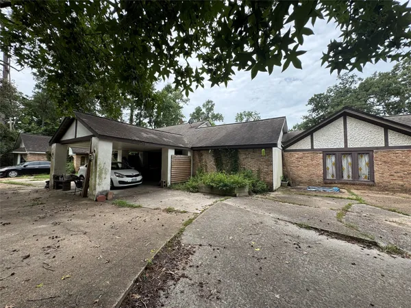 $329,500 | 33635 West Decker Drive, Pinehurst, TX 77362