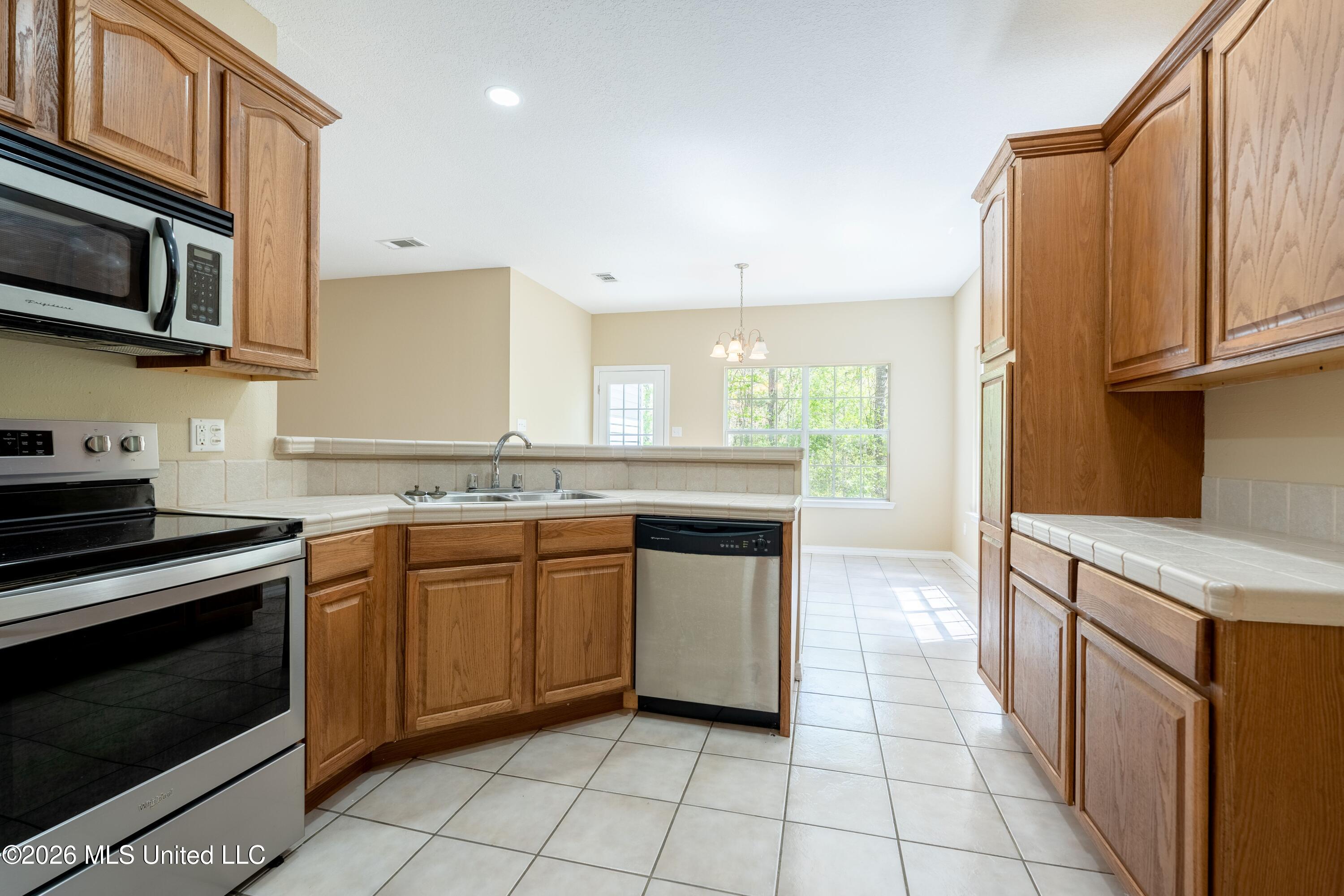 27 Maroon Drive Picayune, MS 39466 - Photo 14 of 40 kitchen 5