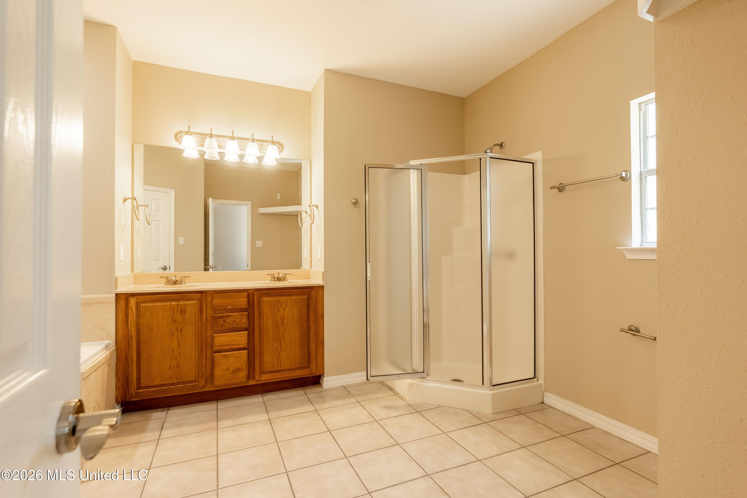27 Maroon Drive Picayune, MS 39466 - Photo 17 of 40 master bath 1