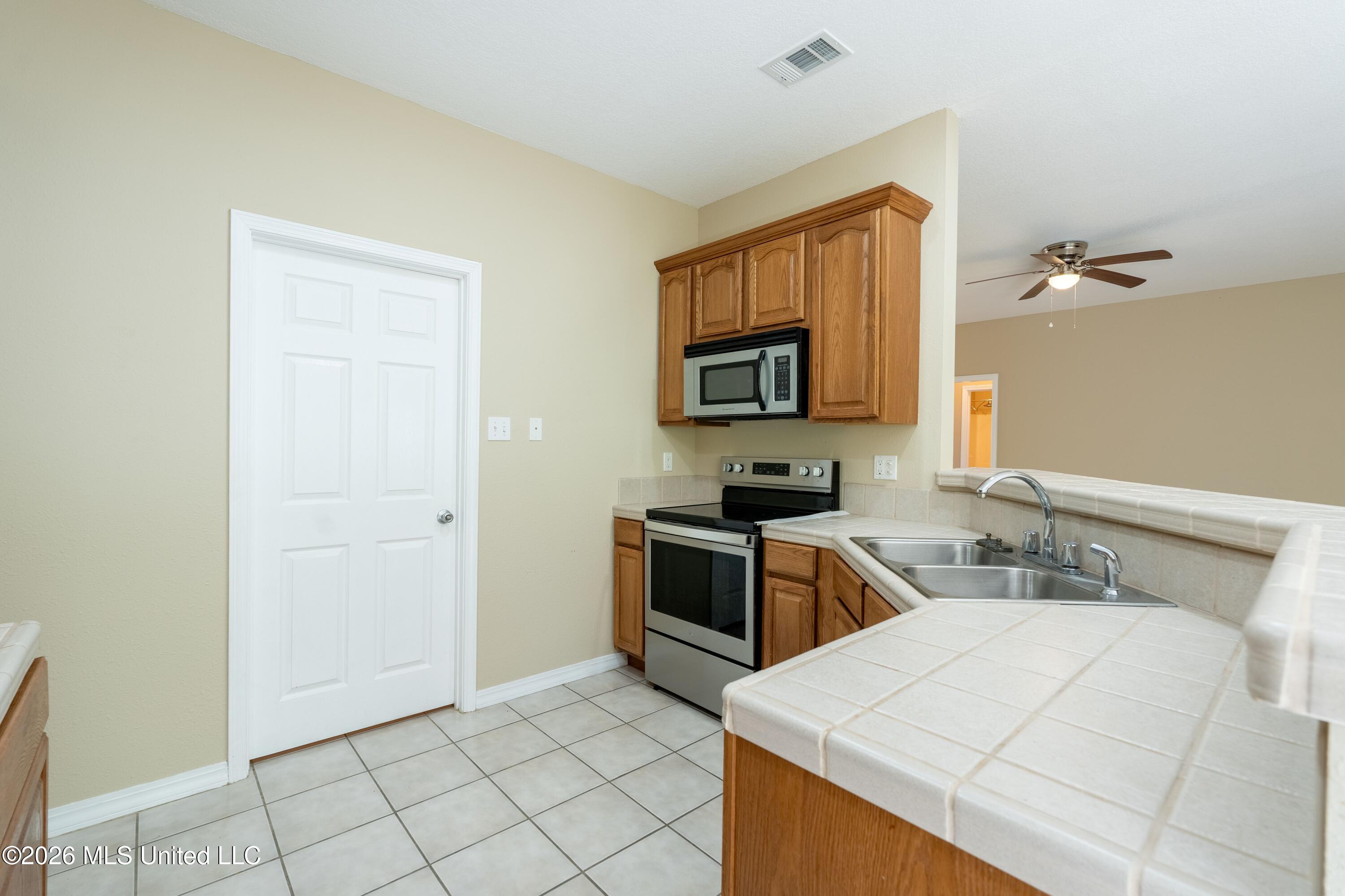 27 Maroon Drive Picayune, MS 39466 - Photo 10 of 40 kitchen 2