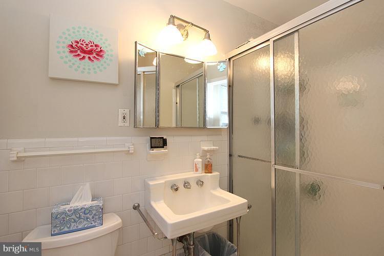 5501 Parkston Road Bethesda, MD 20816 - Photo 25 of 30 Bath (Master)