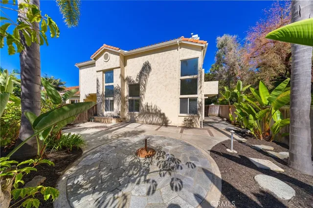 a view of a house with backyard and sitting area