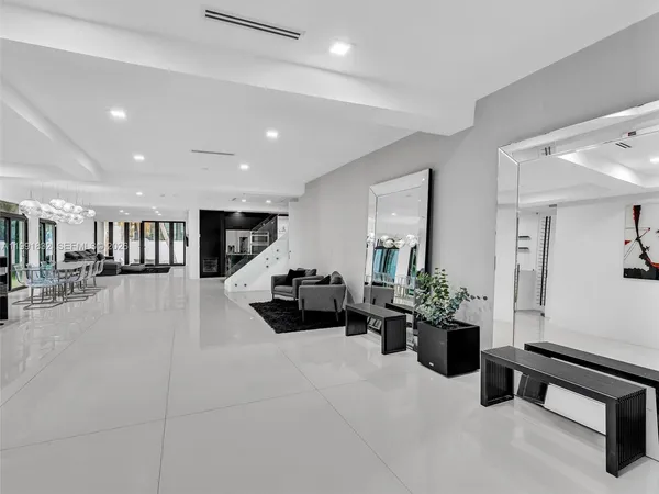 $17,900 | 3010 Alton Road, Miami Beach, FL 33140