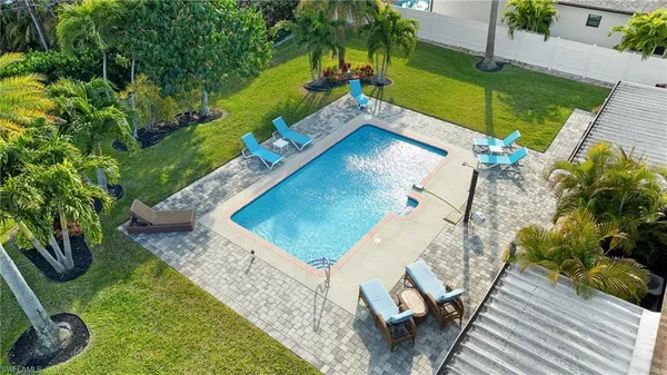 a view of a backyard with plants