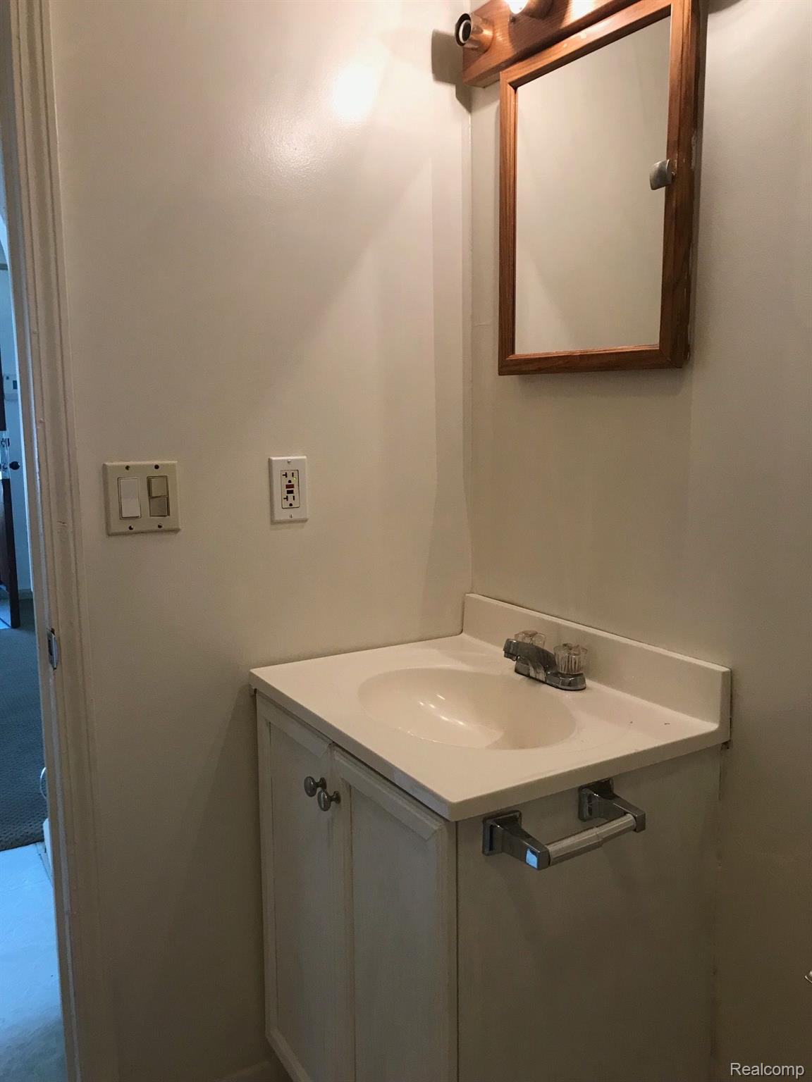 19903 Inkster Road Livonia, MI 48152 - Photo 13 of 17 Gallery Image 13