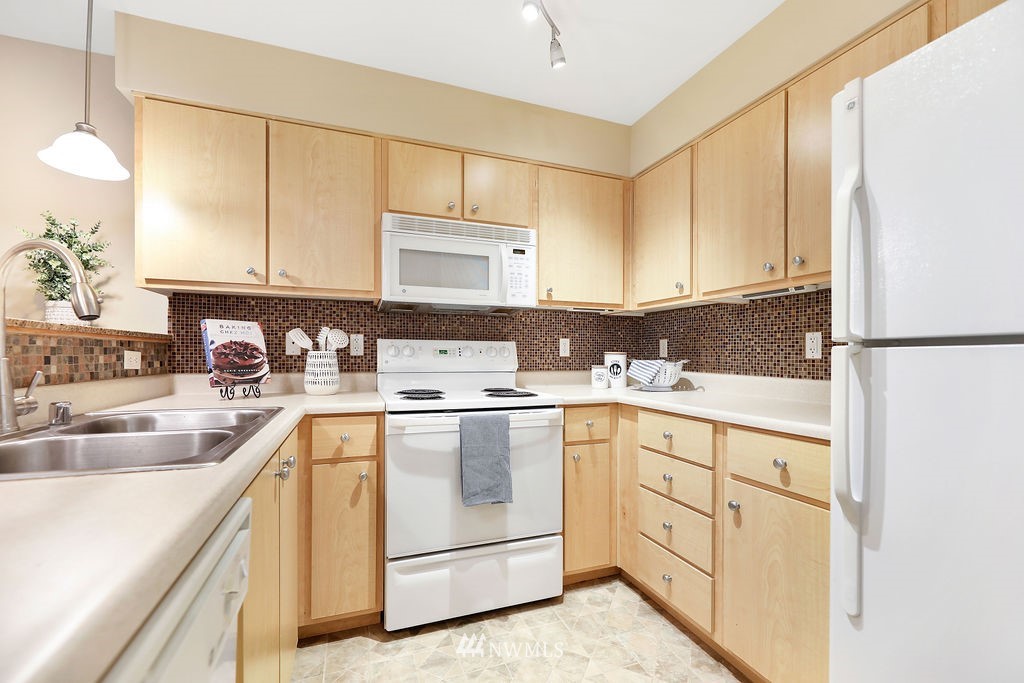 10733 Valley View Road, Unit C202 Bothell, WA 98011 - Photo 13 of 39