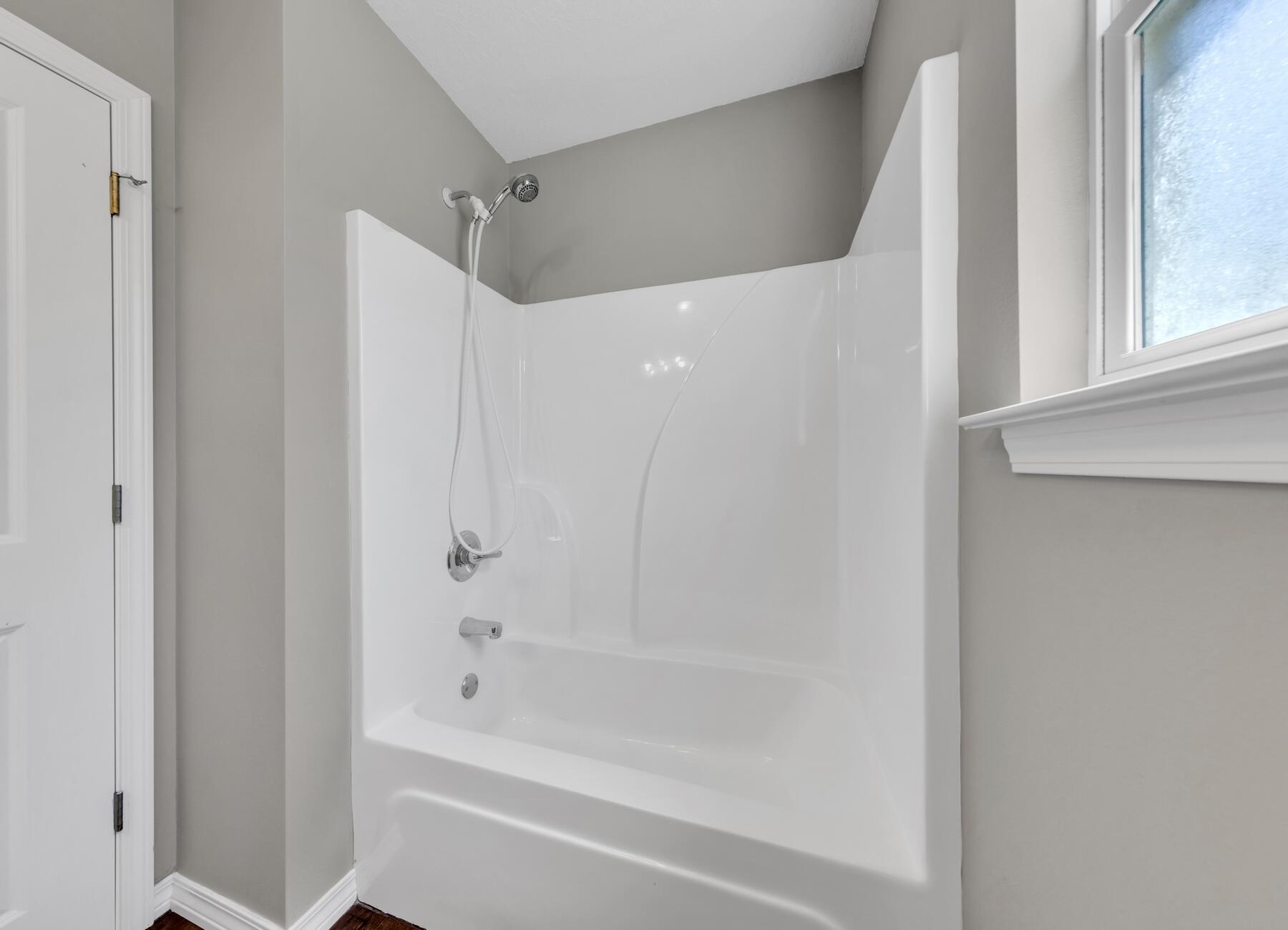 129 Fairway Drive Crestview, FL 32536 - Photo 23 of 30 a bathroom with a bathtub