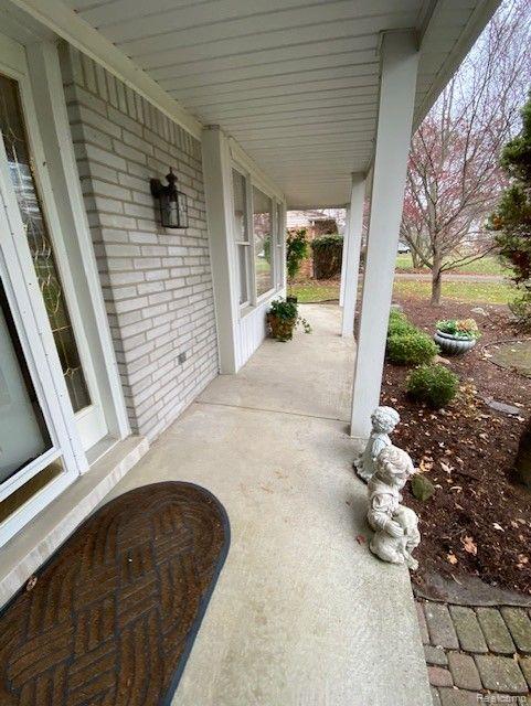 25249 Wykeshire Road Farmington Hills, MI 48336 - Photo 4 of 33