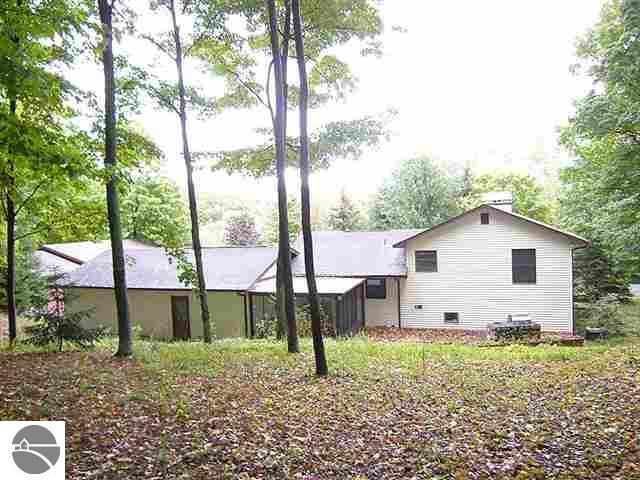 2011 North Jacobson Road Suttons Bay, MI 49682 - Photo 5 of 12 1698113-4.JPG