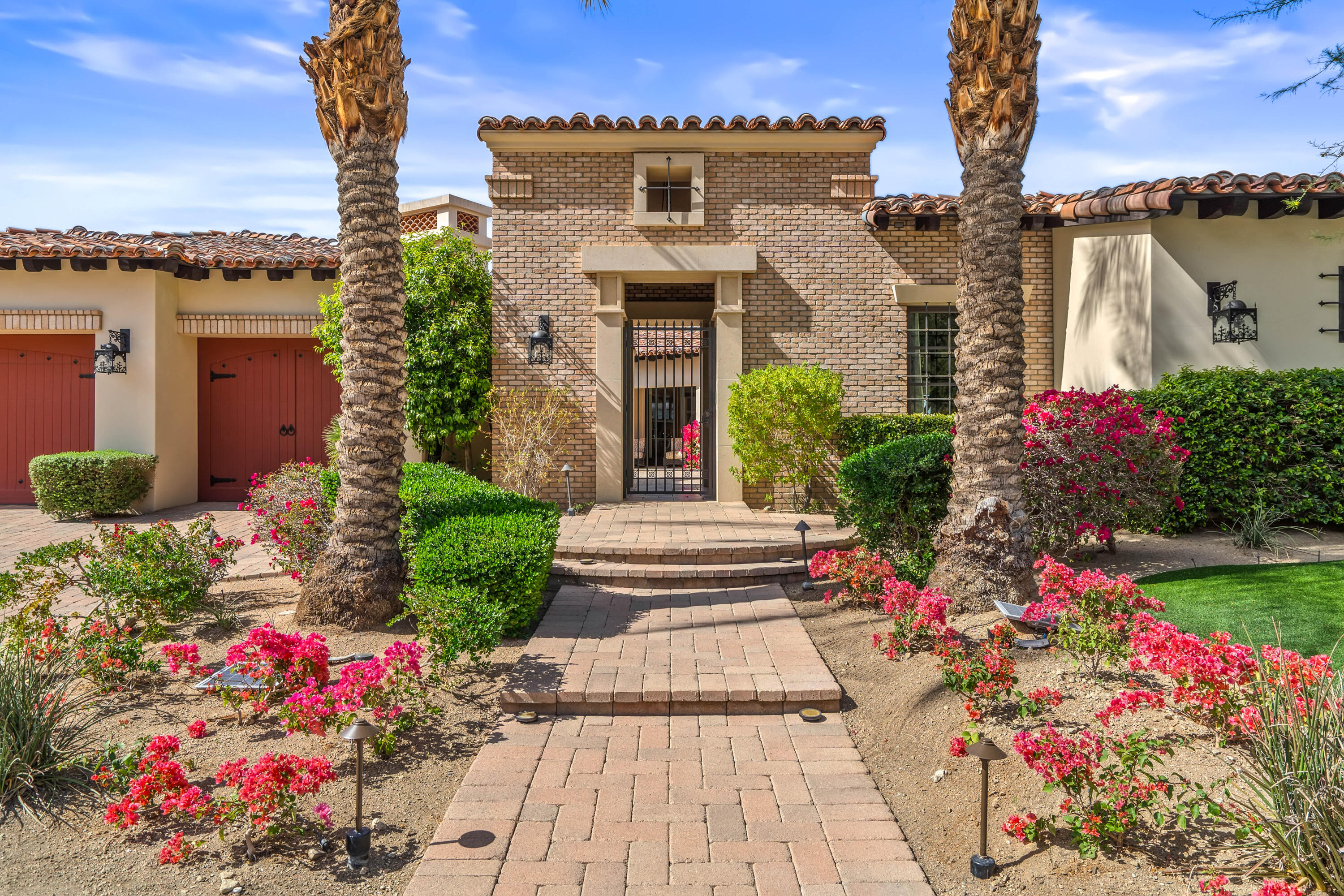 31 Hillcrest Drive Rancho Mirage, CA 92270 - Photo 11 of 82 a front view of a house with a garden