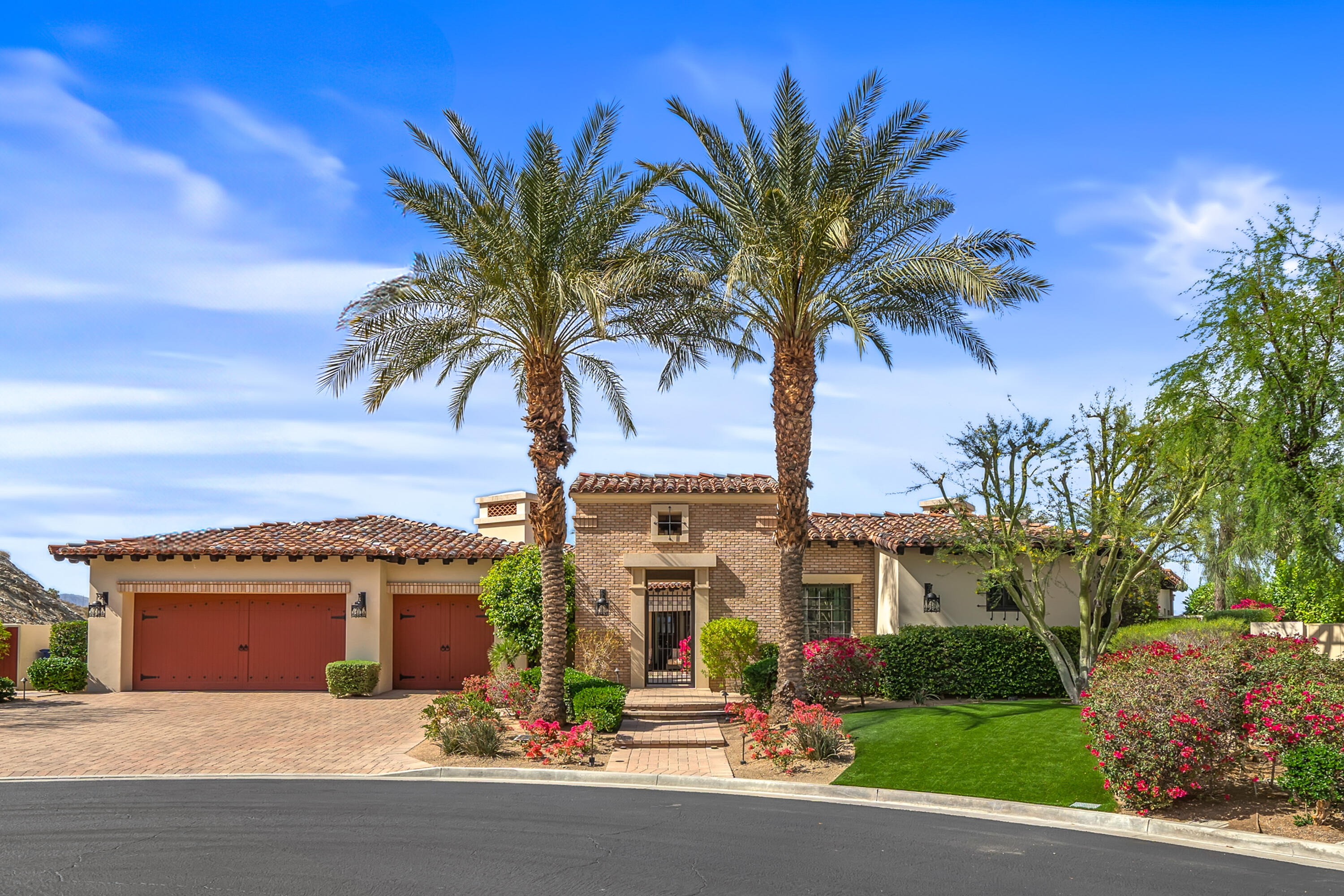 31 Hillcrest Drive Rancho Mirage, CA 92270 - Photo 3 of 82 front view of a house with a street