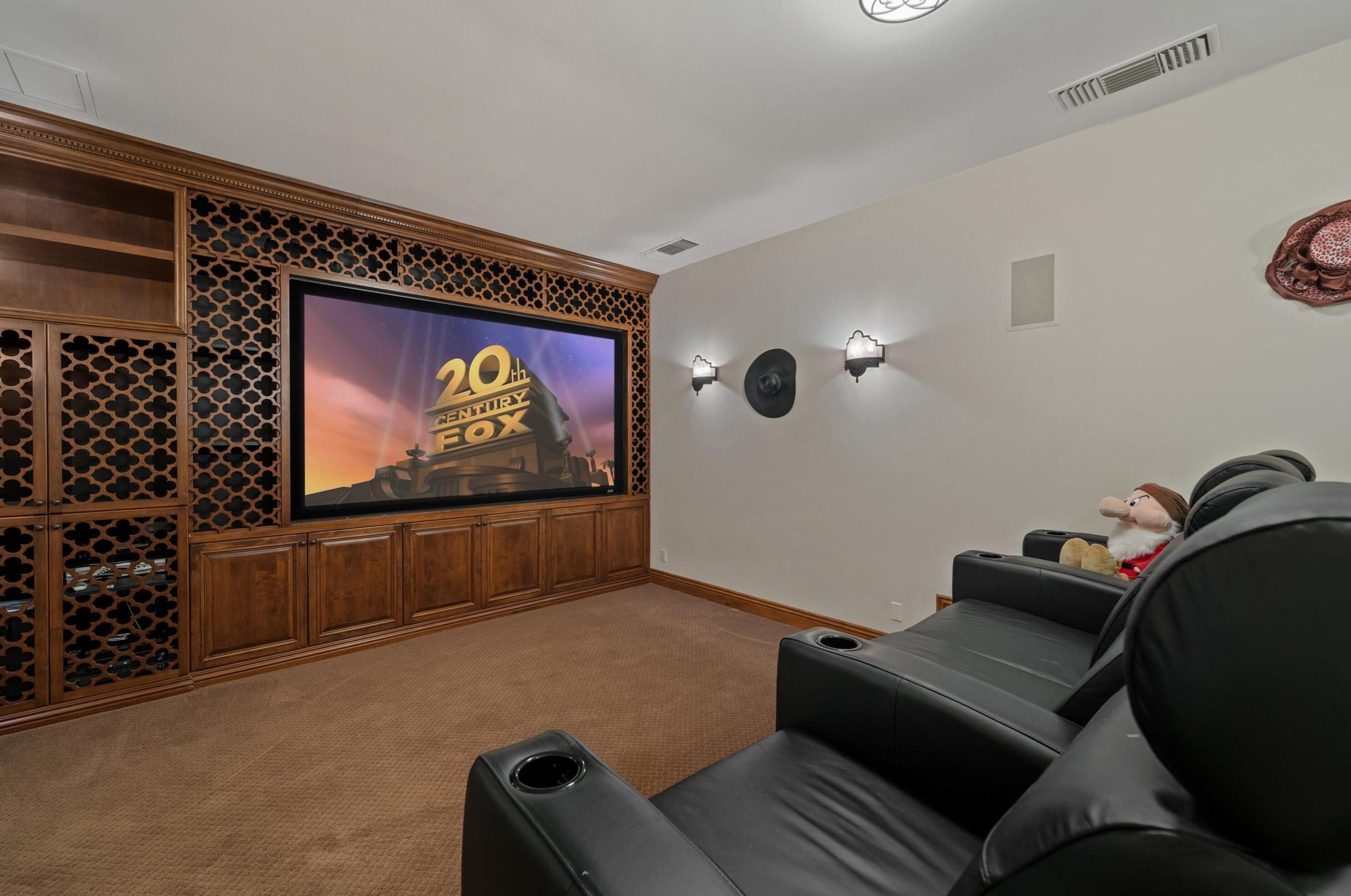 31 Hillcrest Drive Rancho Mirage, CA 92270 - Photo 9 of 82 a living room with furniture