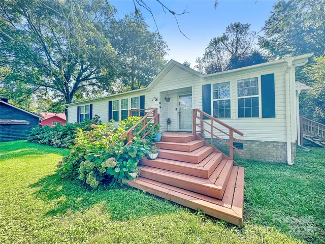a view of a house with backyard and a garden