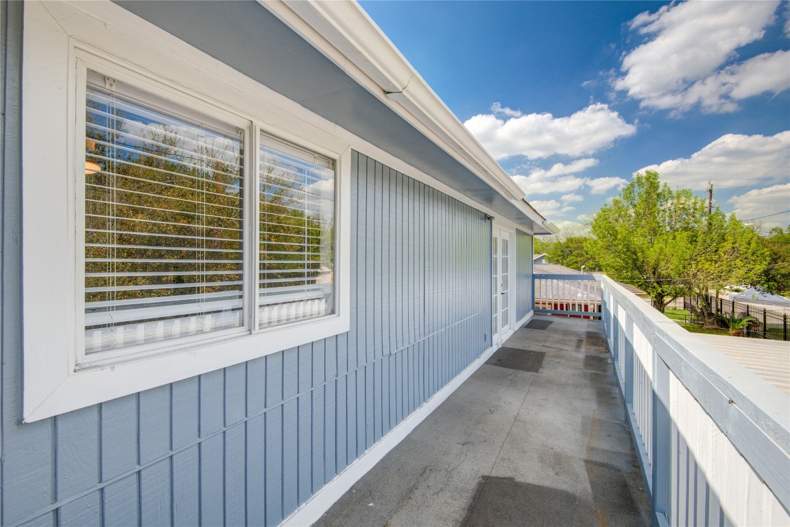 4909 Cochran Street, Unit 12 Houston, TX 77009 - Photo 21 of 29 a view of a house with balcony