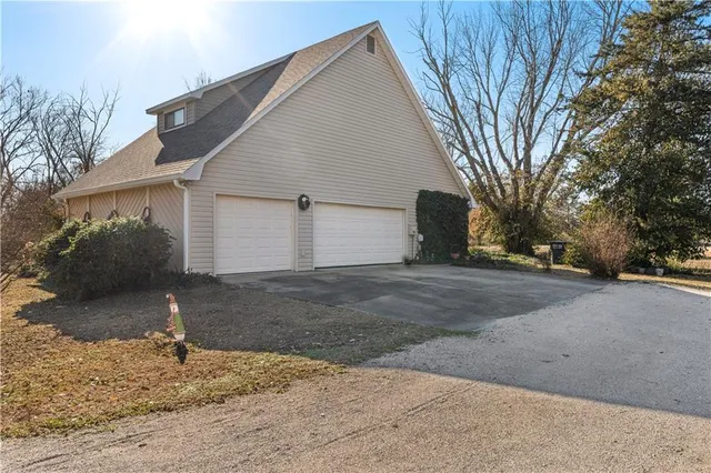 $329,900 | 16800 South 1413th Road, Nevada, MO 64772