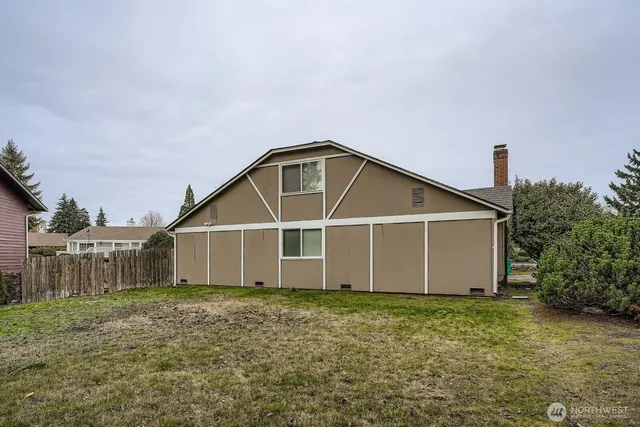 a view of a house with a yard