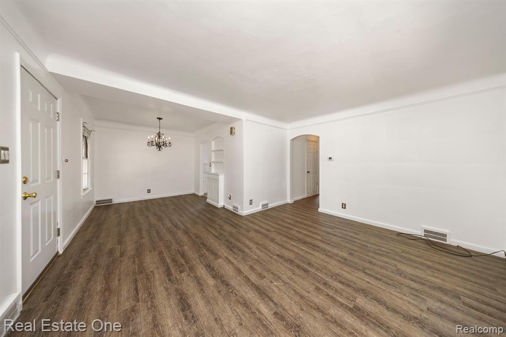 1347 Hampton Road Grosse Pointe Woods, MI 48236 - Photo 4 of 32 Gallery Image 4