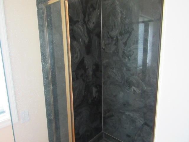 7829 North Applegate Road Grants Pass, OR 97527 - Photo 19 of 35 Third bedroom shower