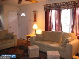 1525 Chestnut Hill Road Pottstown, PA 19465 - Photo 2 of 9 Living Room