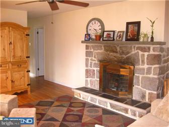 1525 Chestnut Hill Road Pottstown, PA 19465 - Photo 3 of 9 Living Room
