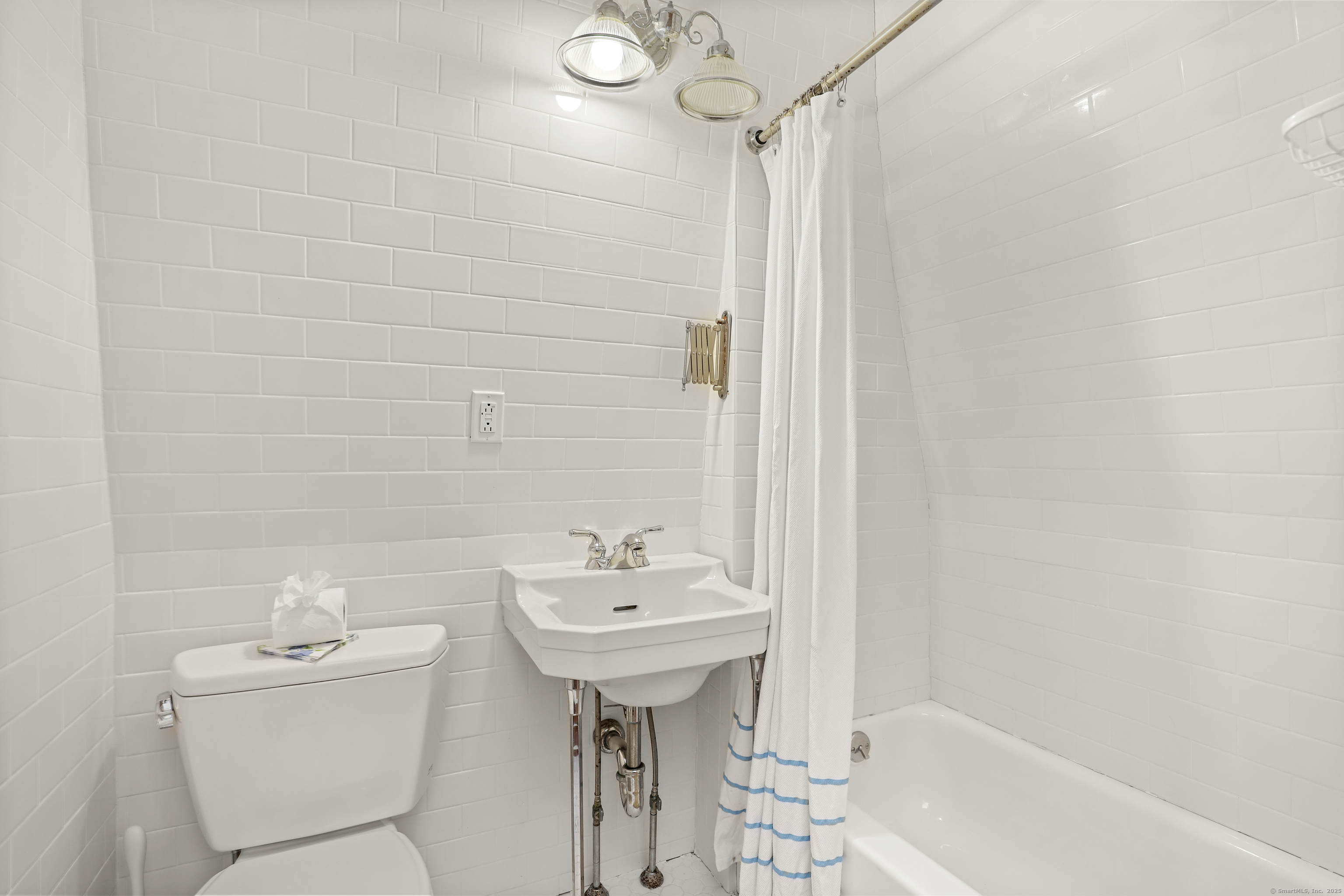 47 Hollow Tree Ridge Road Darien, CT 06820 - Photo 29 of 40 1 of 2 Bathrooms in Unit 49