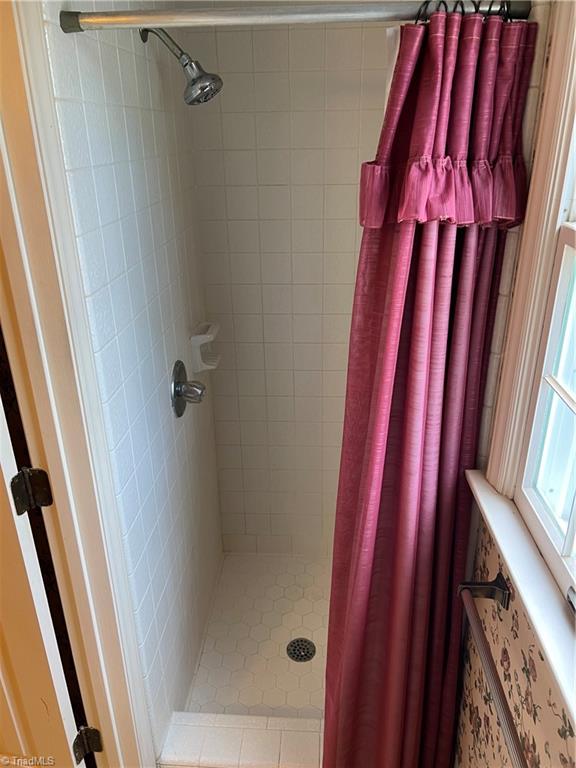 410 Traceway Road High Point, NC 27265 - Photo 15 of 27 Main Bathroom