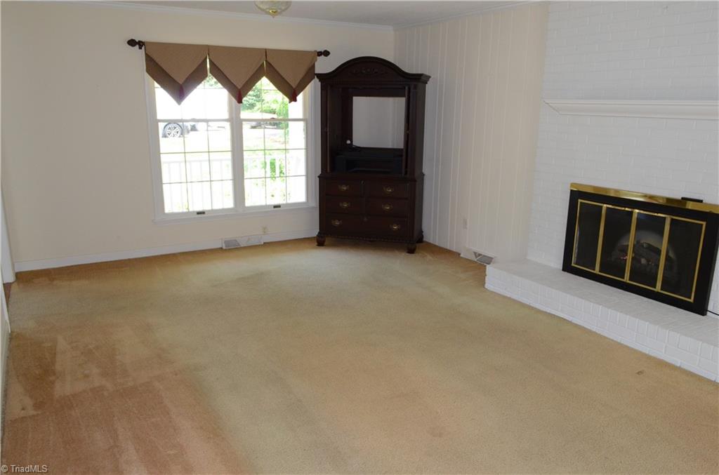 410 Traceway Road High Point, NC 27265 - Photo 3 of 27 Living Room